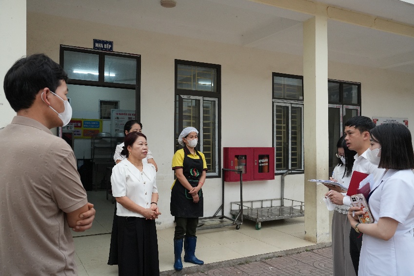 Quảng Oai tăng cường kiểm tra đột xuất, siết chặt quản lý an toàn thực phẩm tại bếp ăn trường học- Ảnh 5.