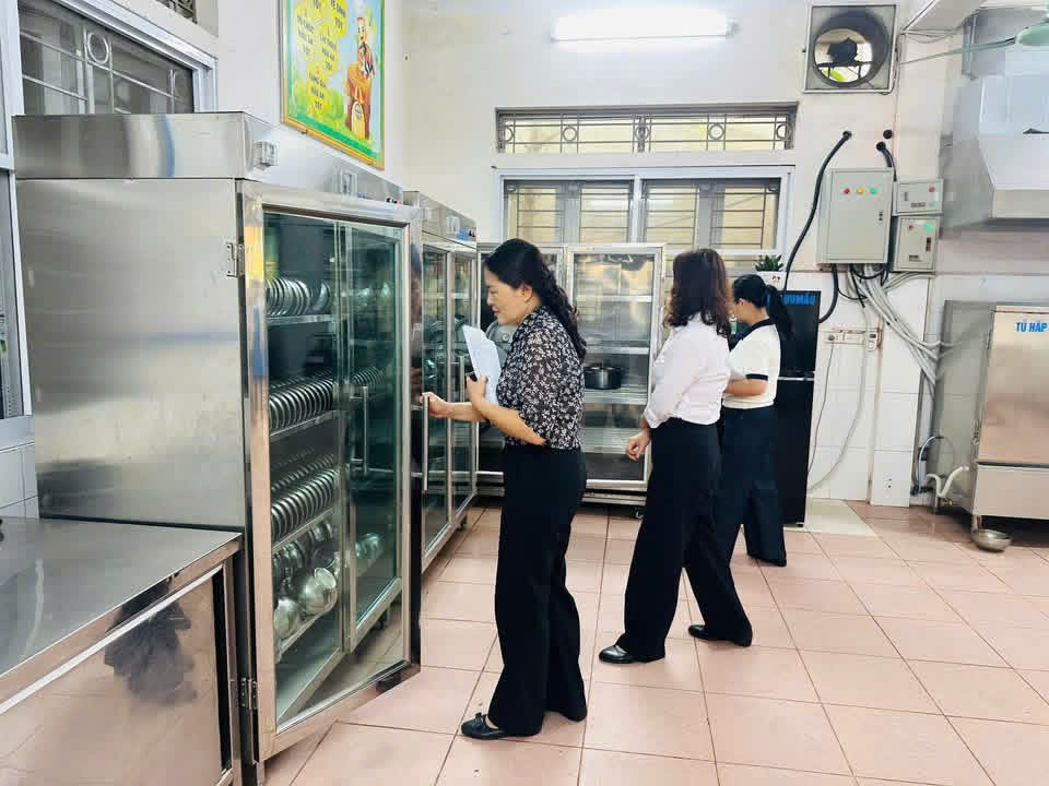 A group of women standing in a line  Description automatically generated