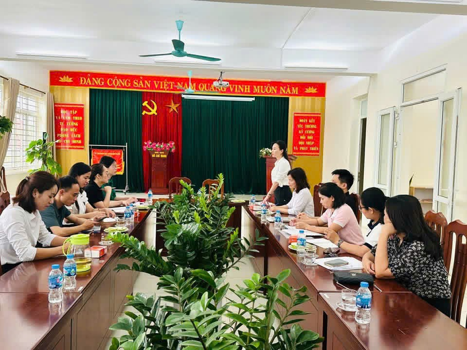 A group of people sitting at long tables in a room  Description automatically generated