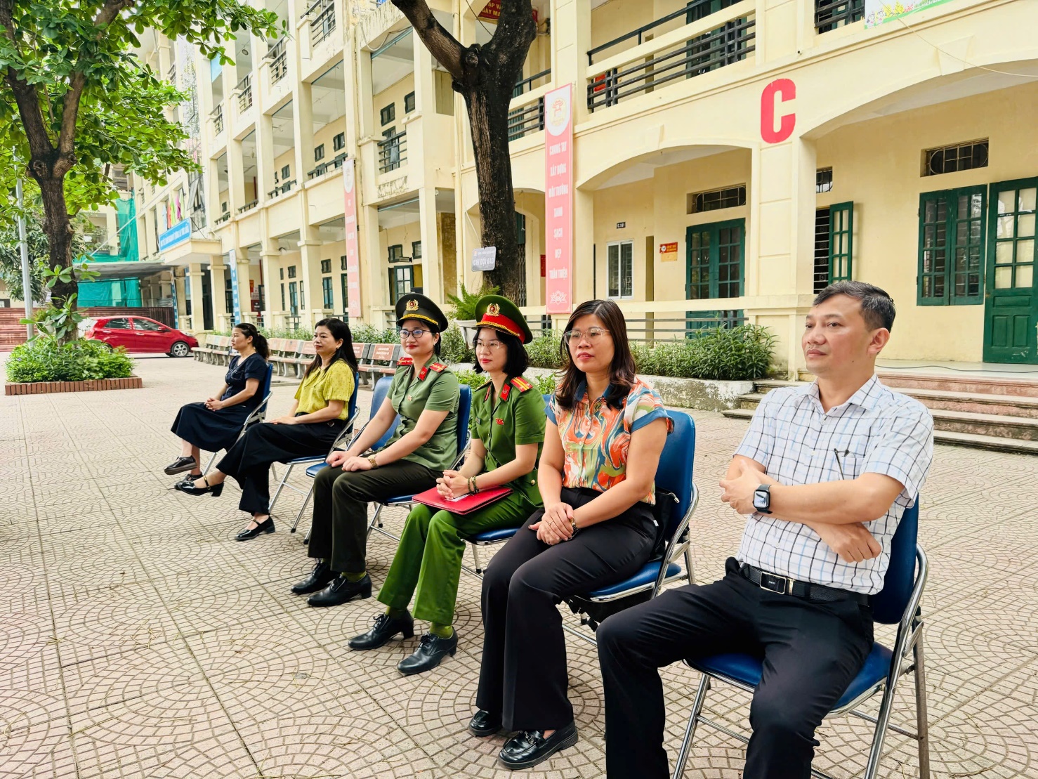 Hội Liên hiệp Phụ nữ xã tuyên truyền phòng chống bạo lực học đường và sử dụng mạng xã hội an toàn cho lãnh đạo, cán bộ, giáo viên, học sinh.- Ảnh 1.