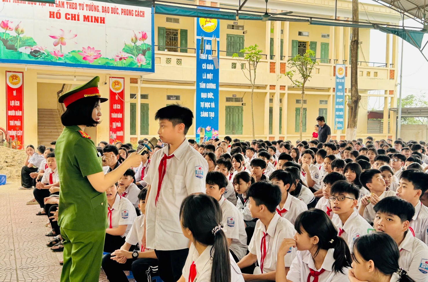 Hội Liên hiệp Phụ nữ xã tuyên truyền phòng chống bạo lực học đường và sử dụng mạng xã hội an toàn cho lãnh đạo, cán bộ, giáo viên, học sinh.- Ảnh 3.