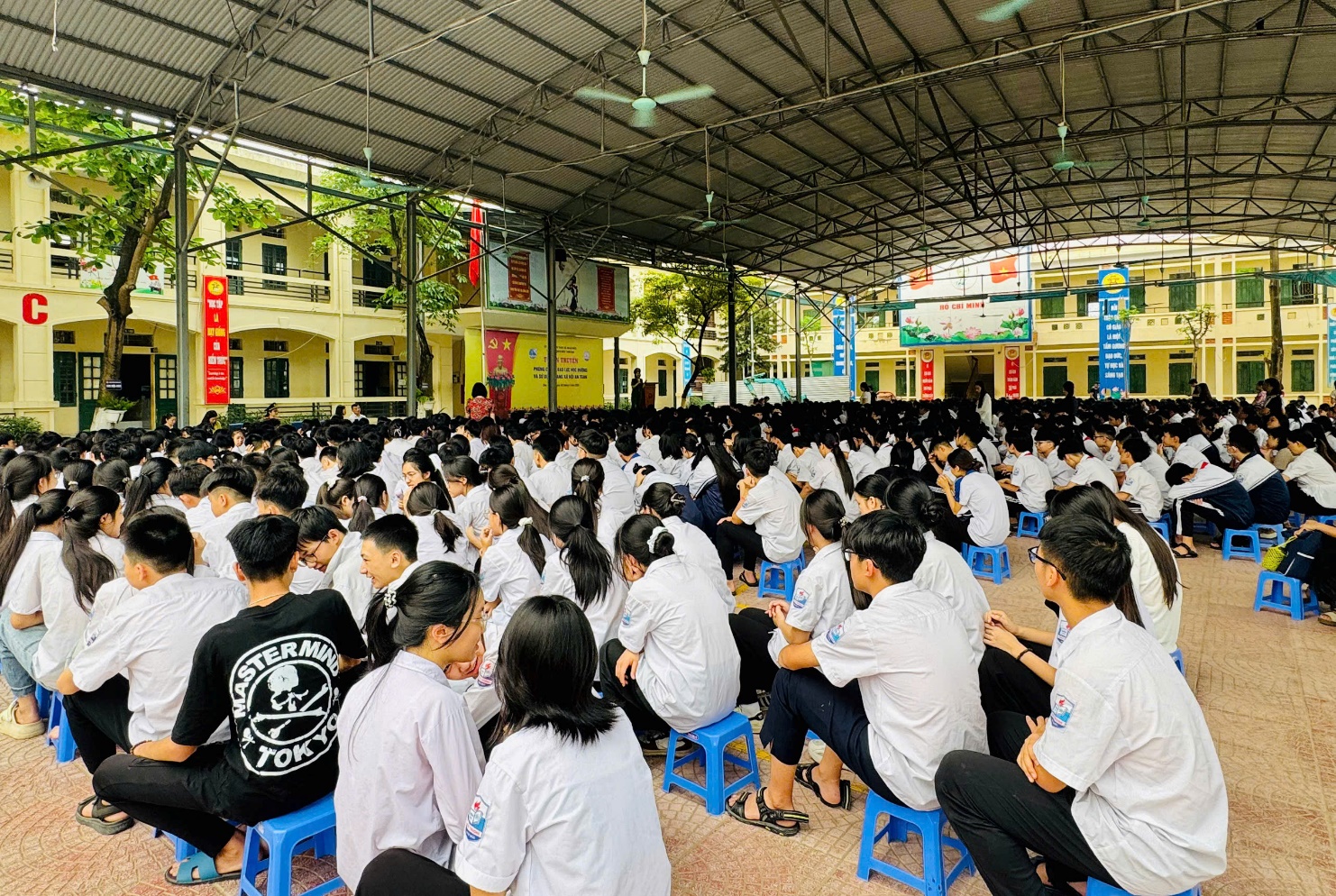 Hội Liên hiệp Phụ nữ xã tuyên truyền phòng chống bạo lực học đường và sử dụng mạng xã hội an toàn cho lãnh đạo, cán bộ, giáo viên, học sinh.- Ảnh 5.