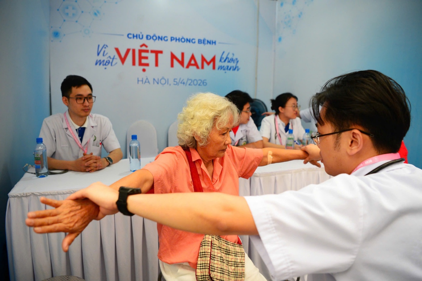 Sức khỏe toàn dân bắt đầu từ mỗi cá nhân, gia đình- Ảnh 1.