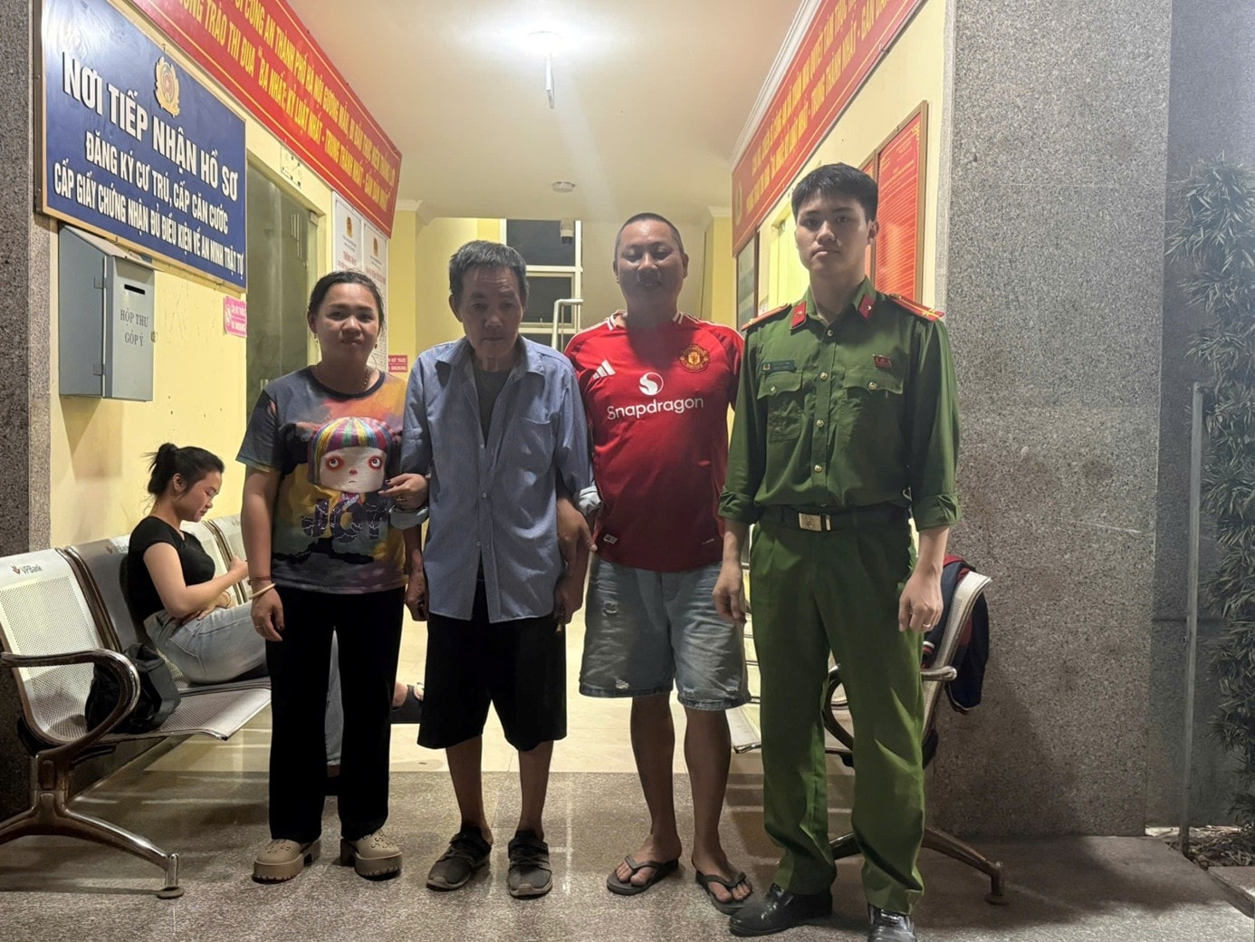 Công an xã Xuân Mai giúp đỡ người đi lạc đoàn tụ với gia đình- Ảnh 1.