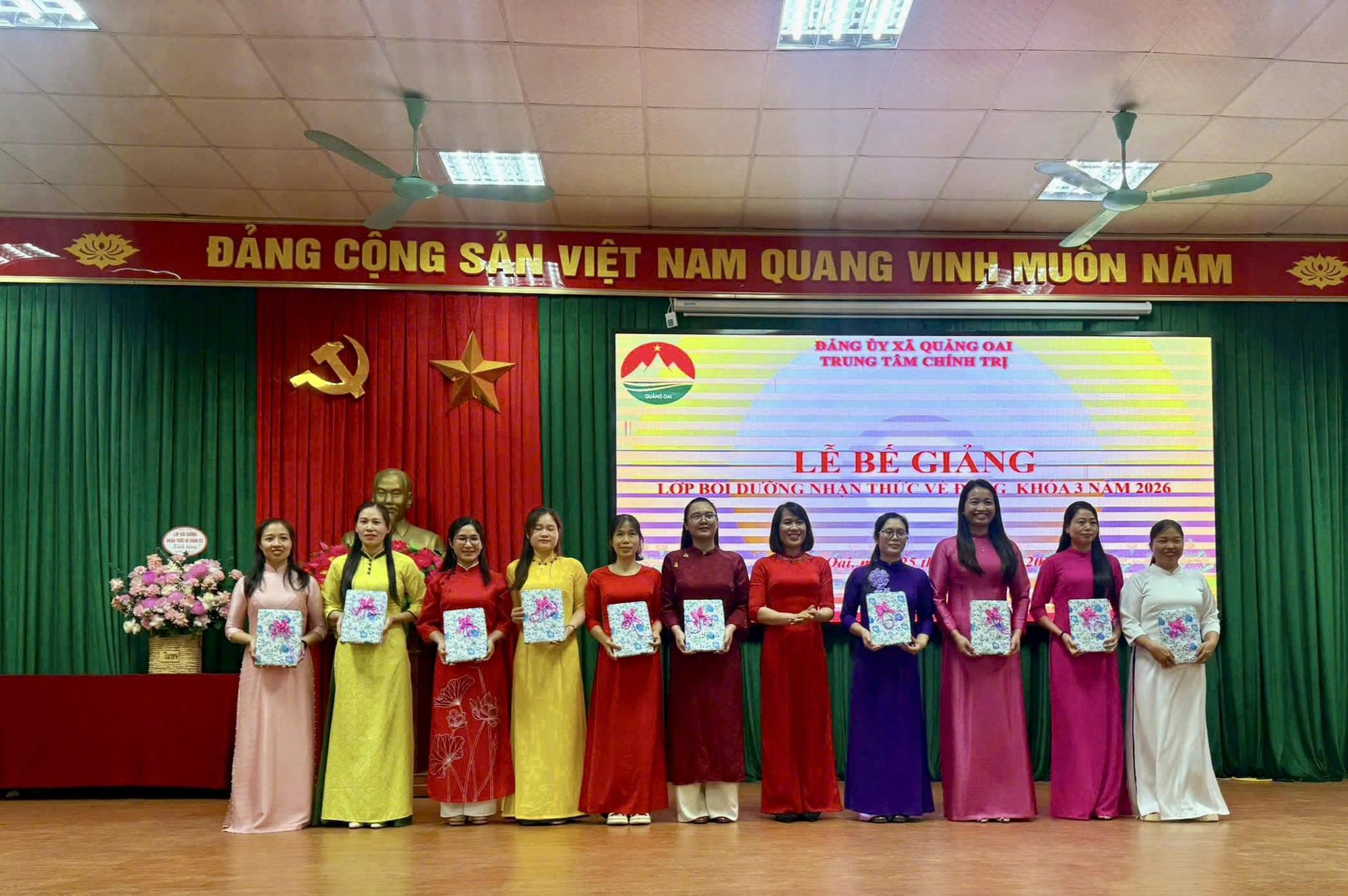 Quảng Oai bế giảng lớp bồi dưỡng nhận thức về Đảng khóa III năm 2026- Ảnh 2.