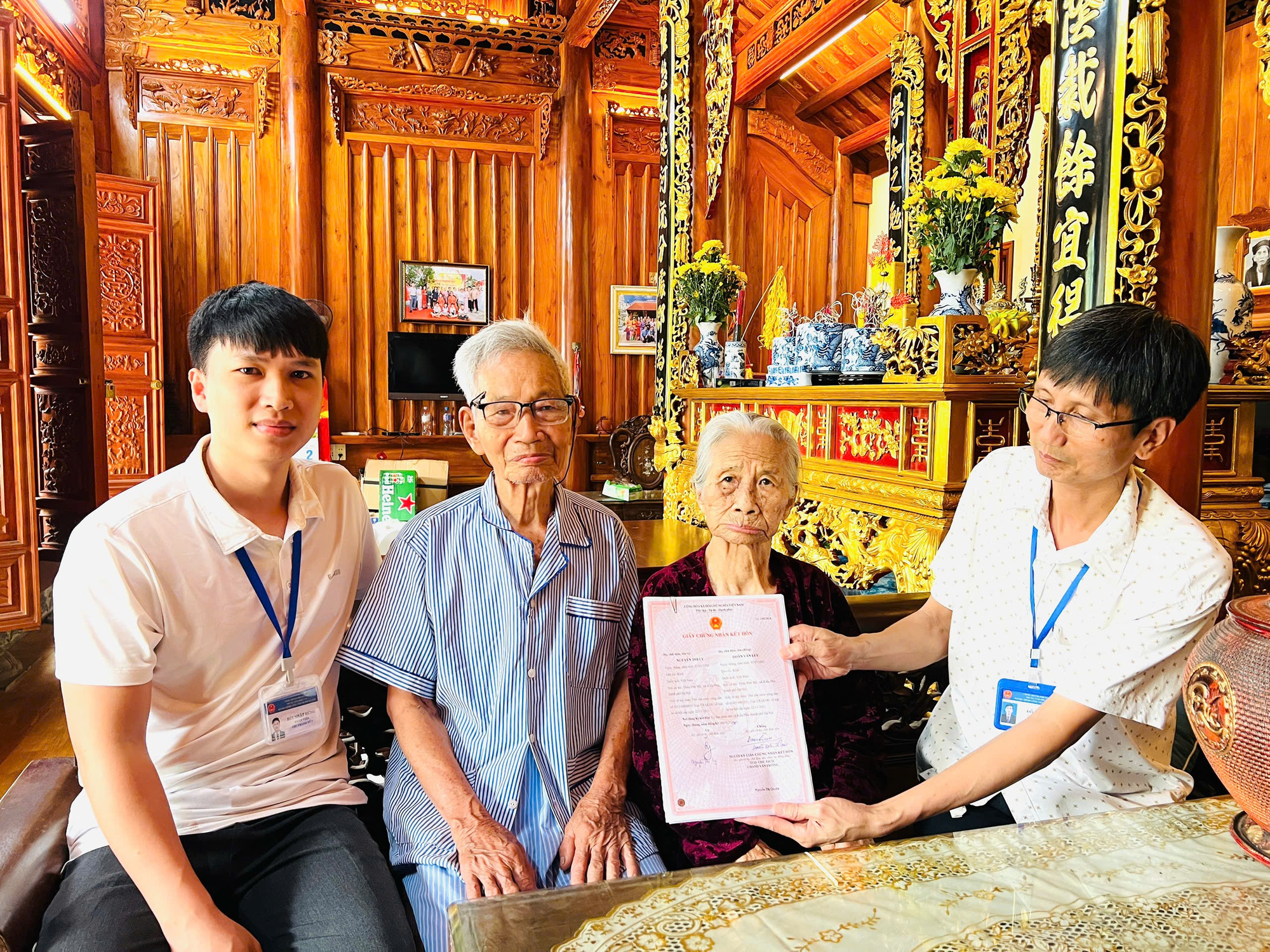 “96 tuổi vẫn được đi đăng ký kết hôn”: Câu chuyện ấm lòng tại Điểm hỗ trợ dịch vụ công số Kiều Phú- Ảnh 1.