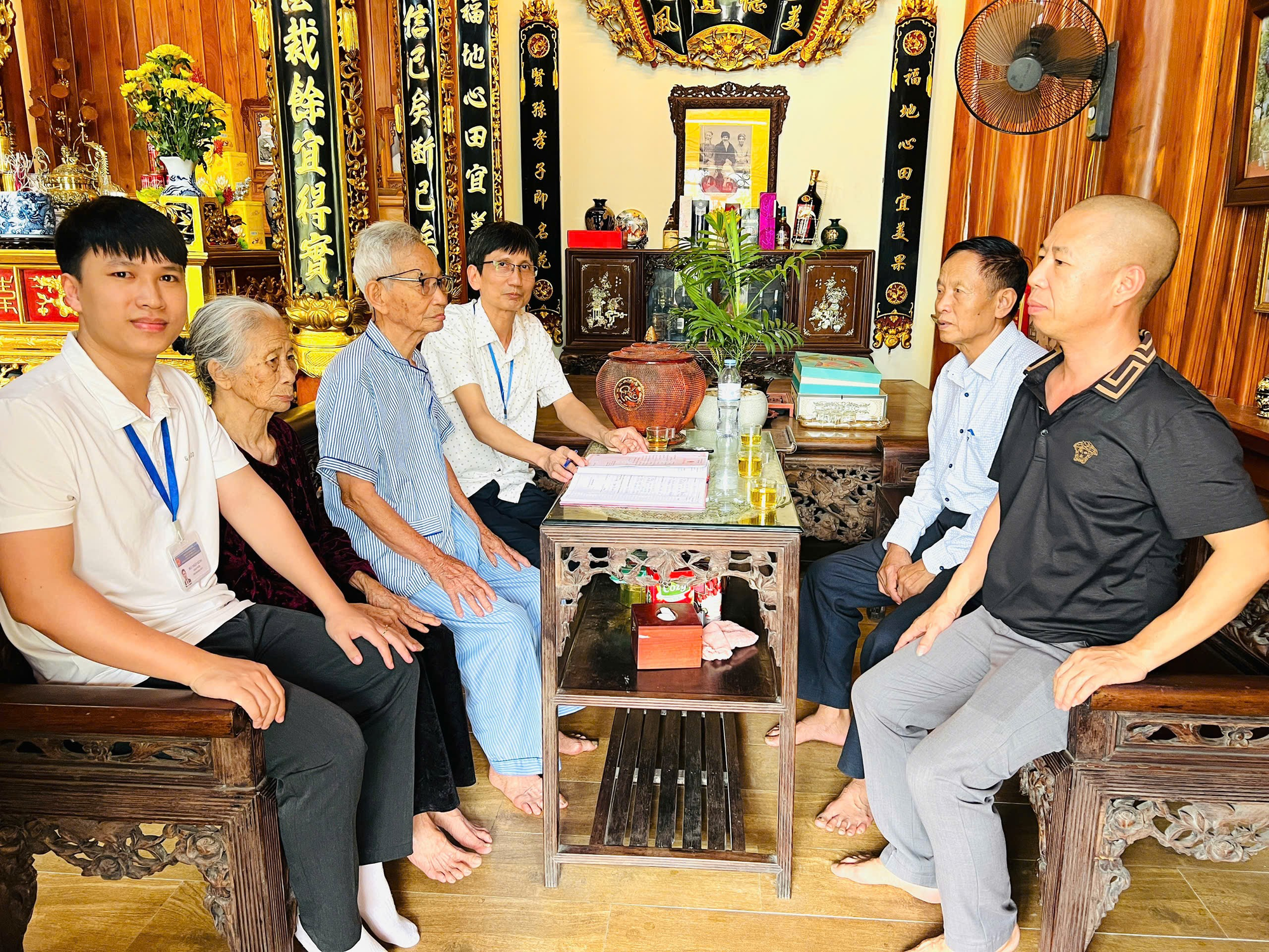 “96 tuổi vẫn được đi đăng ký kết hôn”: Câu chuyện ấm lòng tại Điểm hỗ trợ dịch vụ công số Kiều Phú- Ảnh 2.