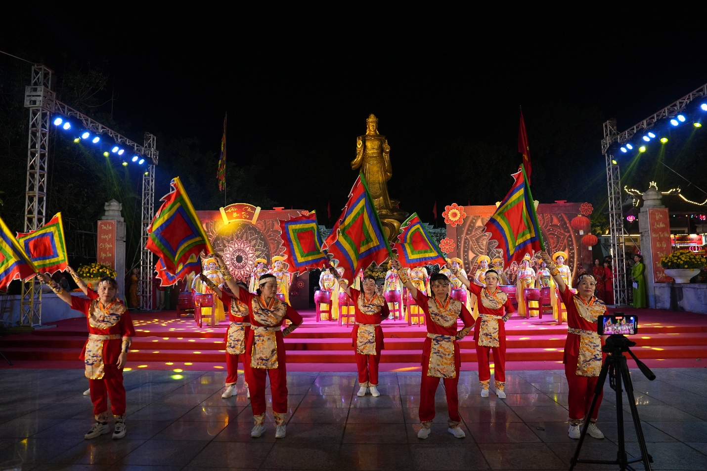 Sôi nổi đêm thứ hai liên hoan nghệ thuật quần chúng chào mừng Lễ hội Đền – Chùa Bà Tấm năm 2026- Ảnh 2.