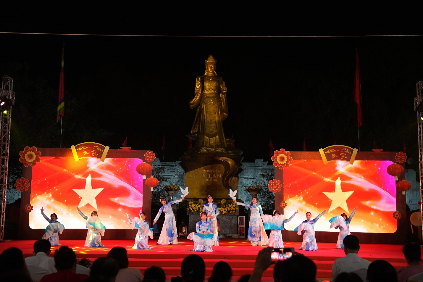 Sôi nổi đêm thứ hai liên hoan nghệ thuật quần chúng chào mừng Lễ hội Đền – Chùa Bà Tấm năm 2026- Ảnh 3.