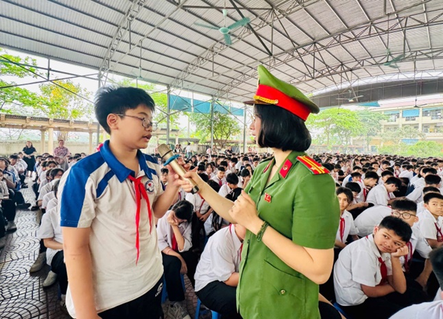 Hội Liên hiệp Phụ nữ xã tuyên truyền phòng chống bạo lực học đường và sử dụng mạng xã hội an toàn cho lãnh đạo, cán bộ, giáo viên, học sinh.- Ảnh 4.