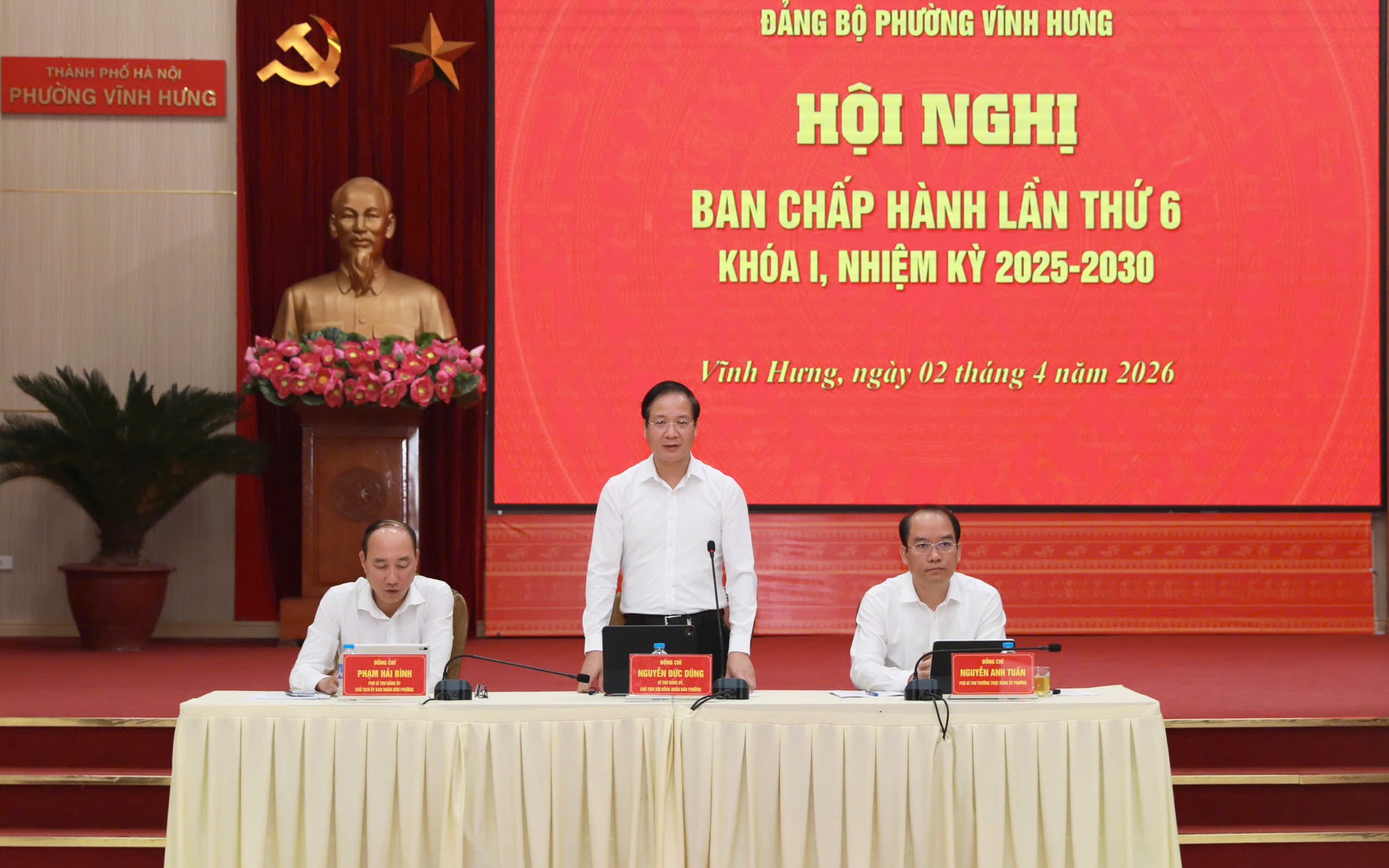 Bí thư Đảng ủy, Chủ tịch HĐND phường Vĩnh Hưng Nguyễn Đức Dũng phát biểu tại Hội nghị