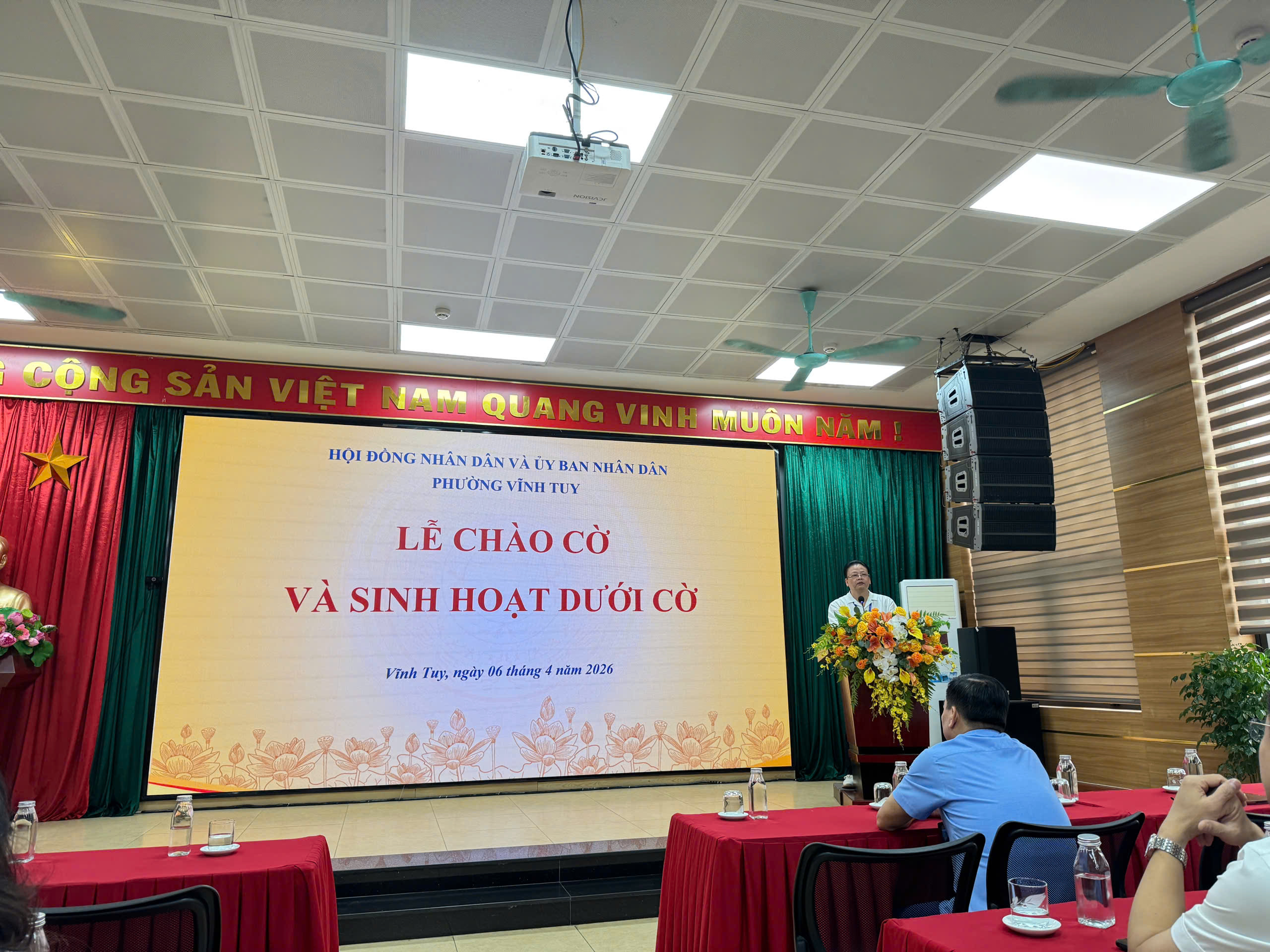 UBND phường Vĩnh Tuy tổ chức Lễ chào cờ và Sinh hoạt dưới cờ tháng 4 năm 2026- Ảnh 1.