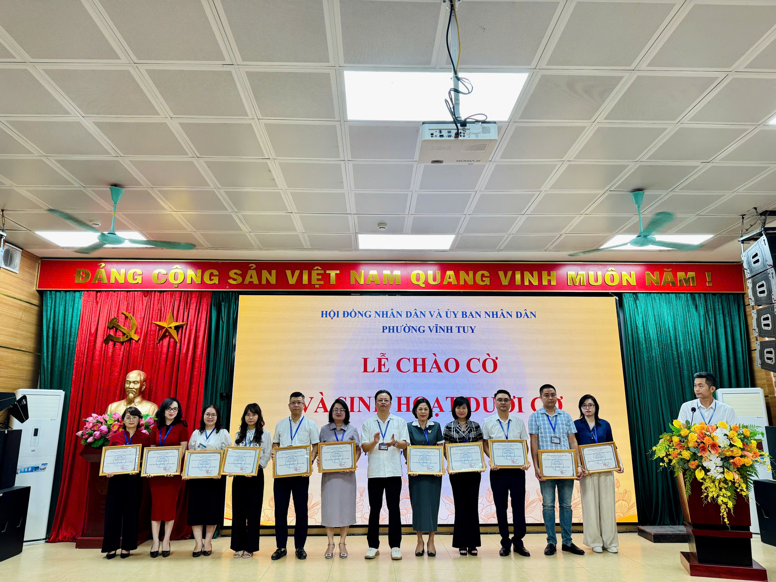 UBND phường Vĩnh Tuy tổ chức Lễ chào cờ và Sinh hoạt dưới cờ tháng 4 năm 2026- Ảnh 2.