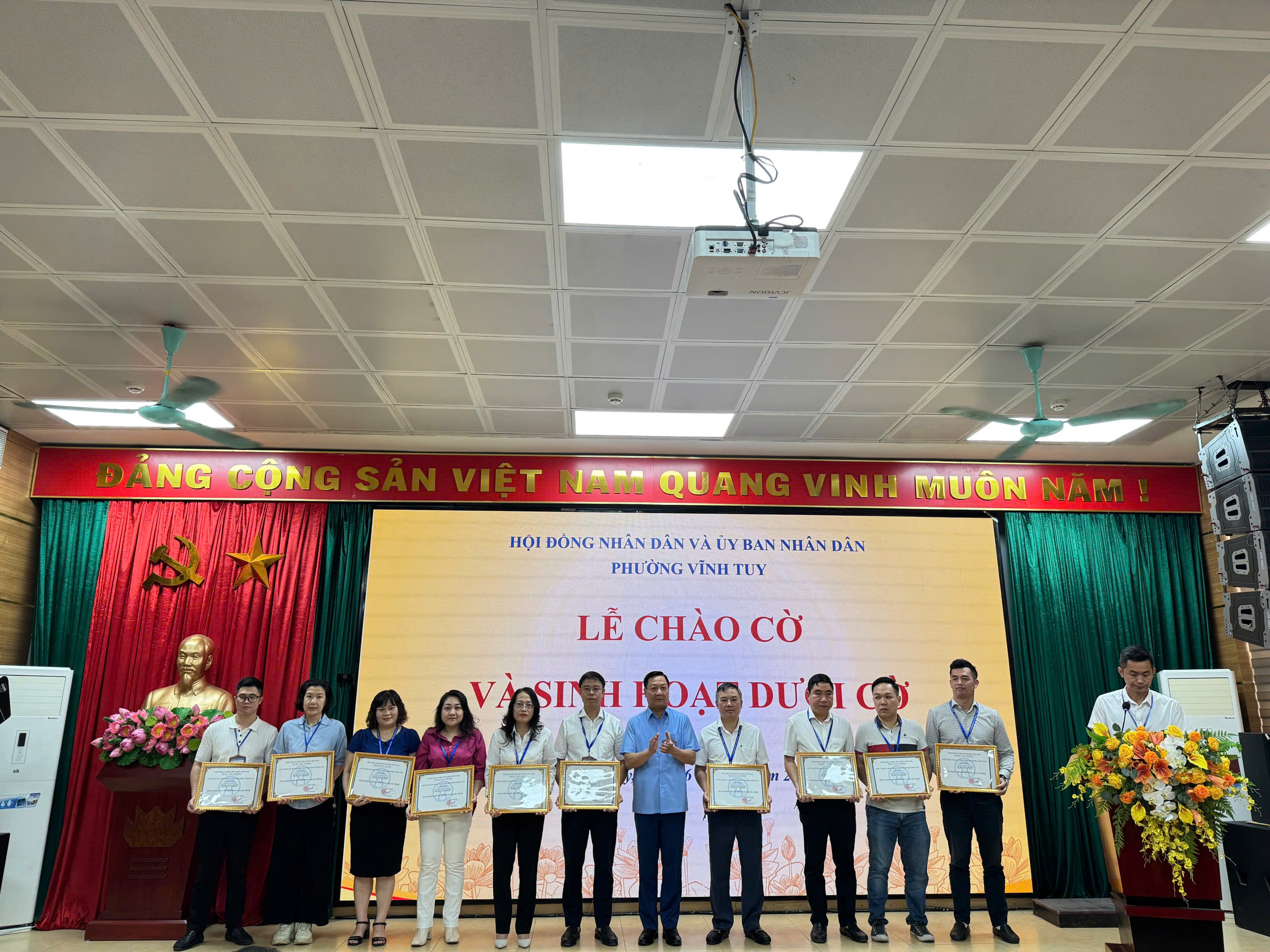 UBND phường Vĩnh Tuy tổ chức Lễ chào cờ và Sinh hoạt dưới cờ tháng 4 năm 2026- Ảnh 3.