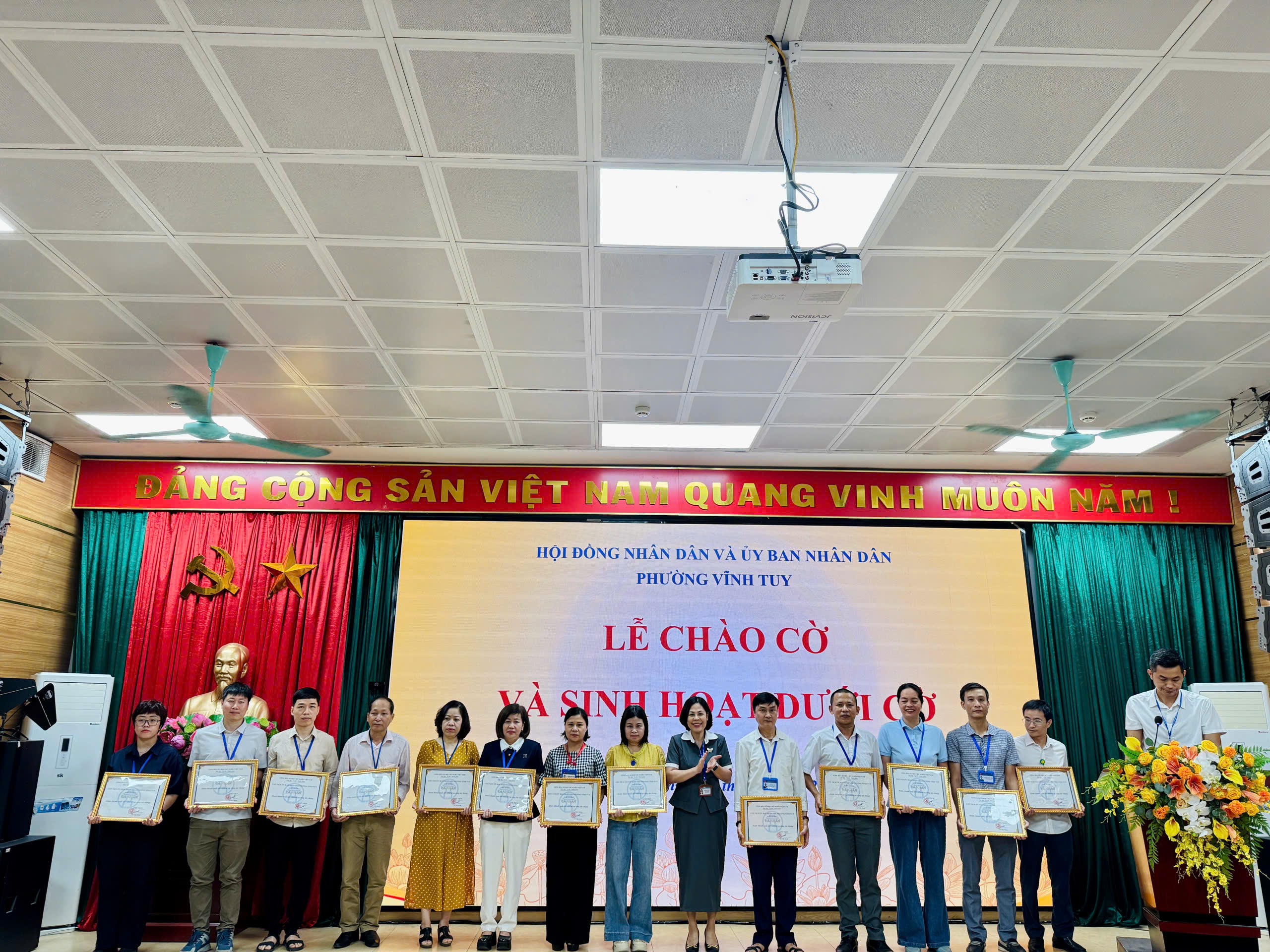 UBND phường Vĩnh Tuy tổ chức Lễ chào cờ và Sinh hoạt dưới cờ tháng 4 năm 2026- Ảnh 4.