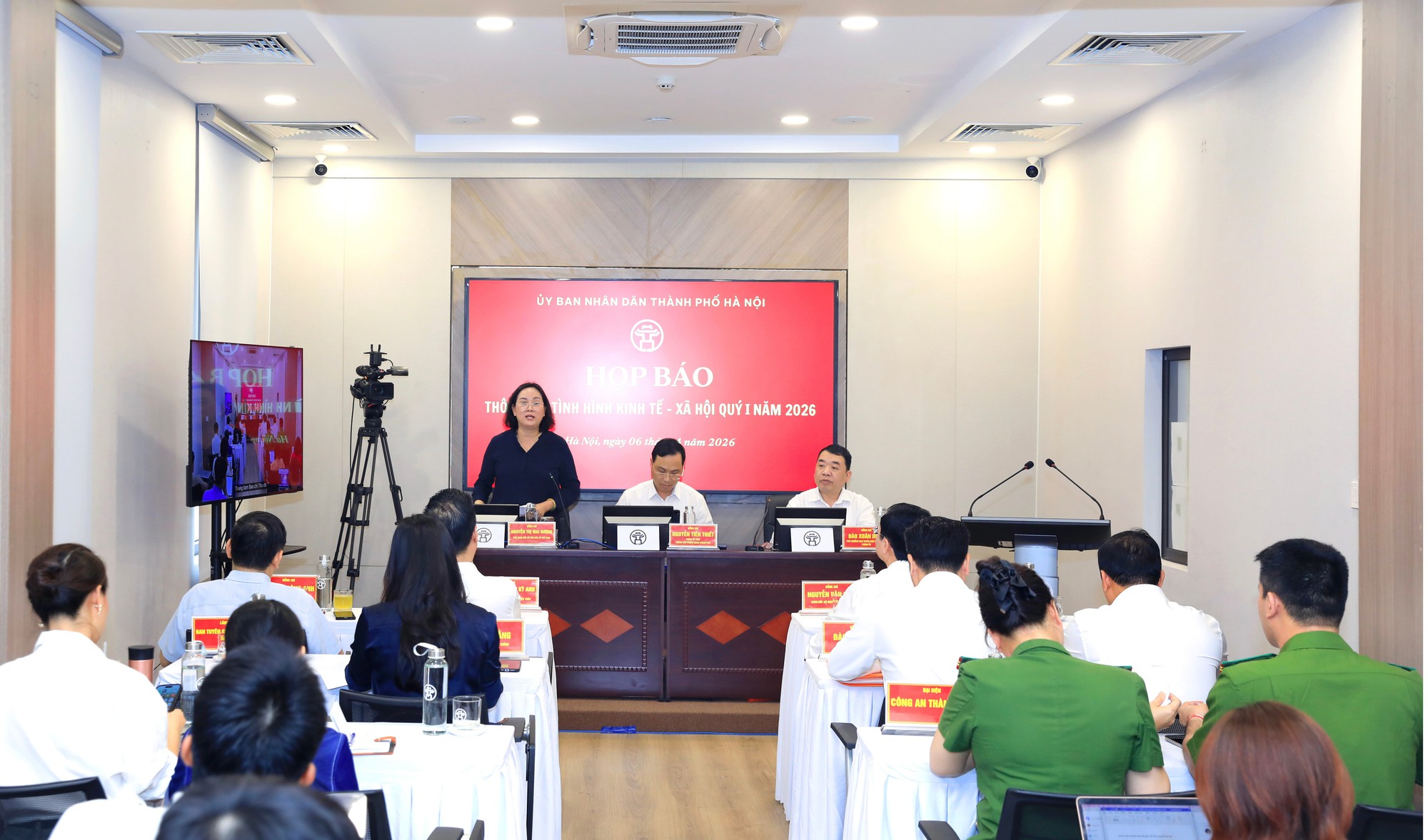 Các đồng chí lãnh đạo xã Hòa Phú: Dự hội nghị trực tuyến họp báo thông tin về tình hình kinh tế - xã hội quý I/2026 của UBND Thành phố Hà Nội- Ảnh 2.