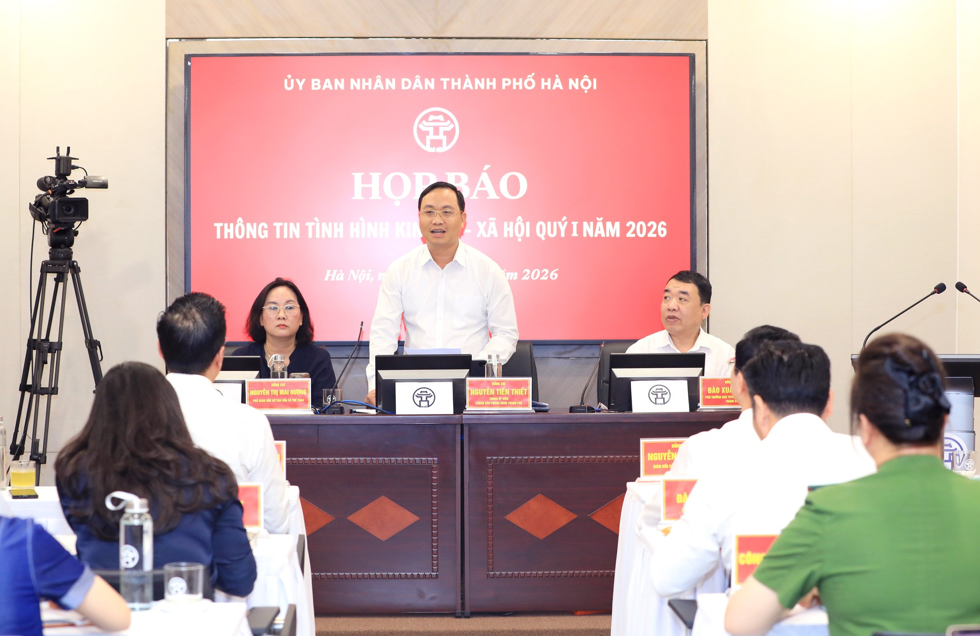 Các đồng chí lãnh đạo xã Hòa Phú: Dự hội nghị trực tuyến họp báo thông tin về tình hình kinh tế - xã hội quý I/2026 của UBND Thành phố Hà Nội- Ảnh 1.