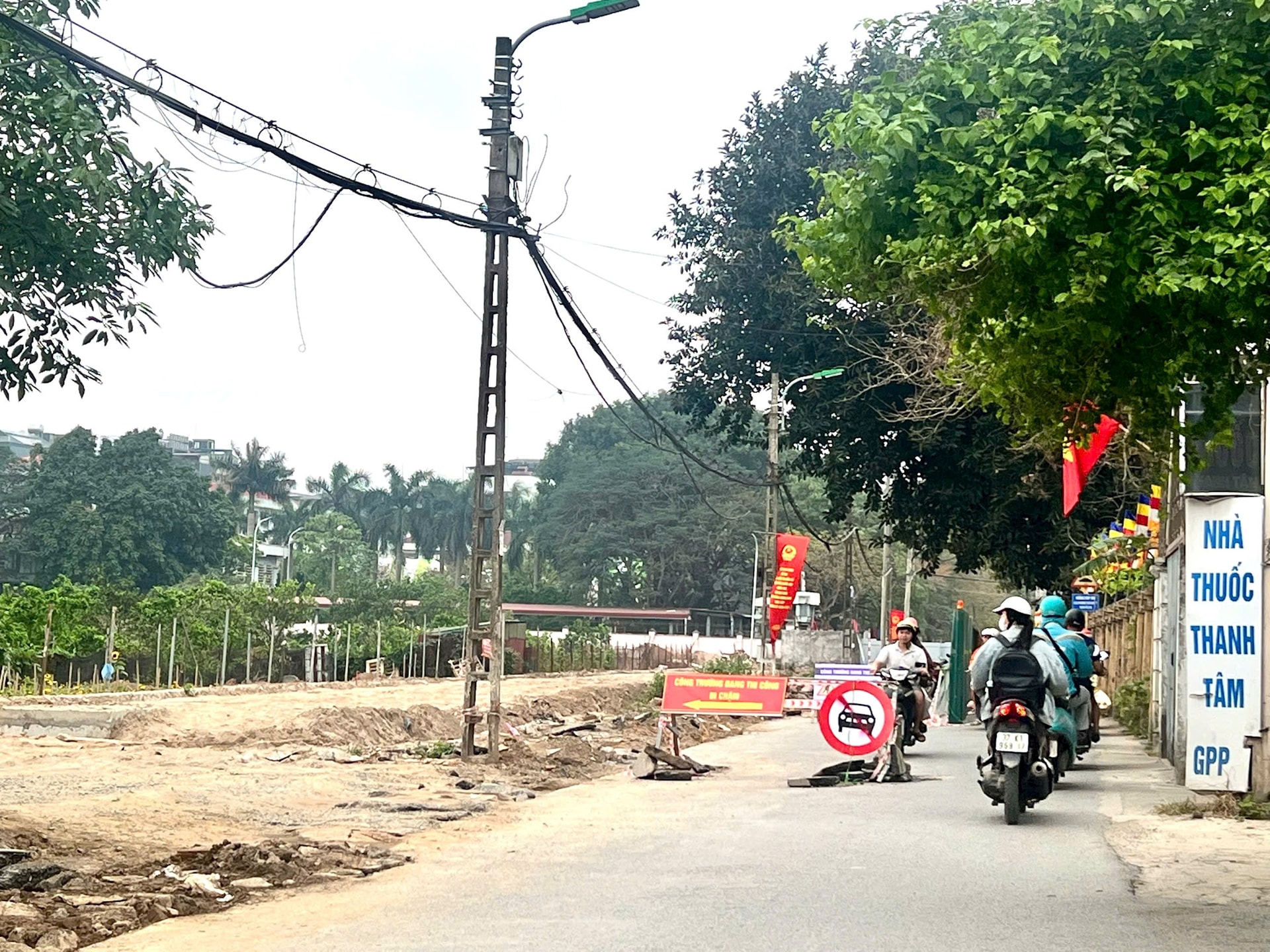 Khẩn trương thi công cải tạo ngõ 193 Phú Diễn: Tháo gỡ “nút thắt” về hạ tầng trước 30-6- Ảnh 4.