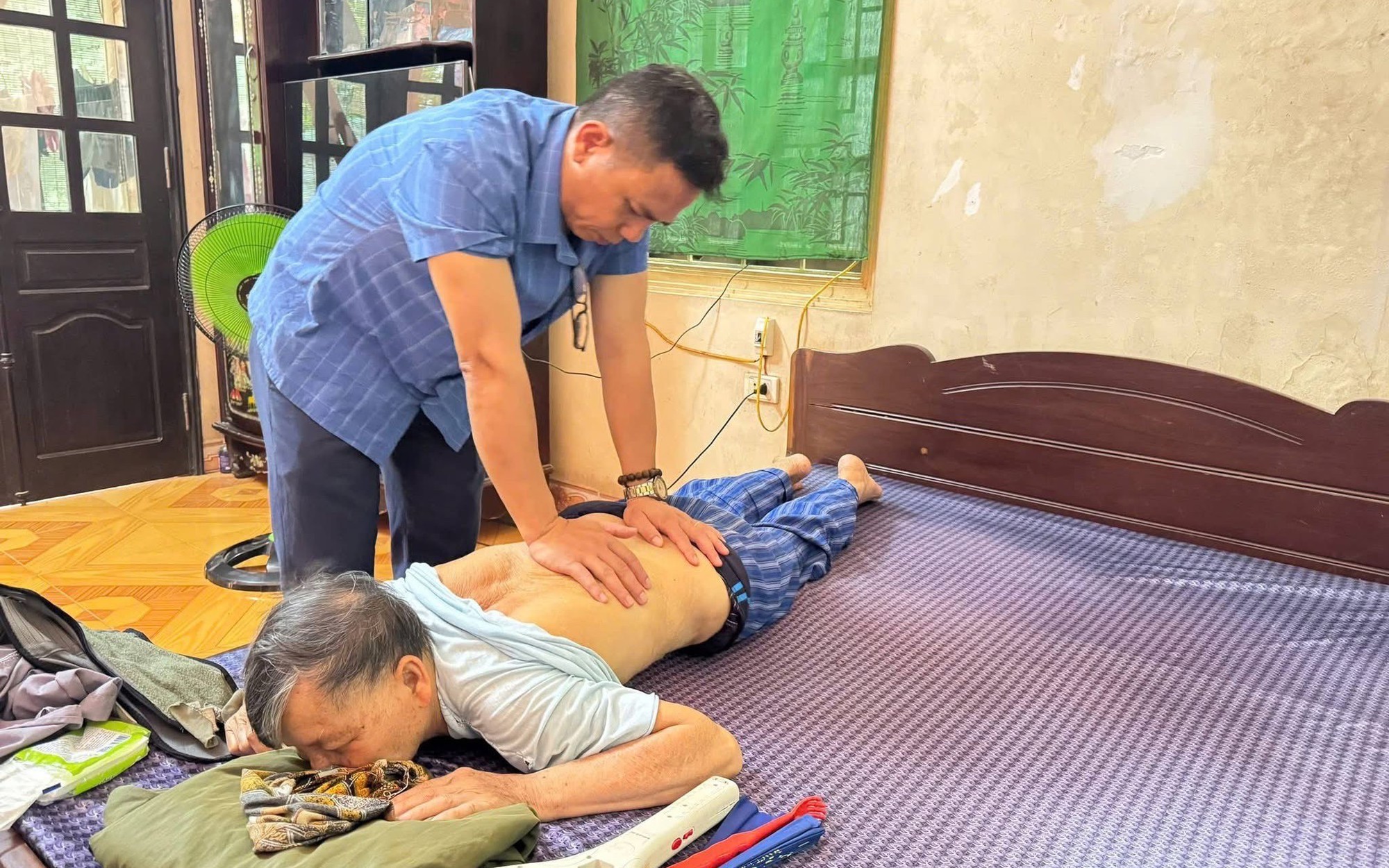 BÁC SĨ NGUYỄN VĂN HUY TẬN TÂM VỚI NGƯỜI GIÀ NEO ĐƠN