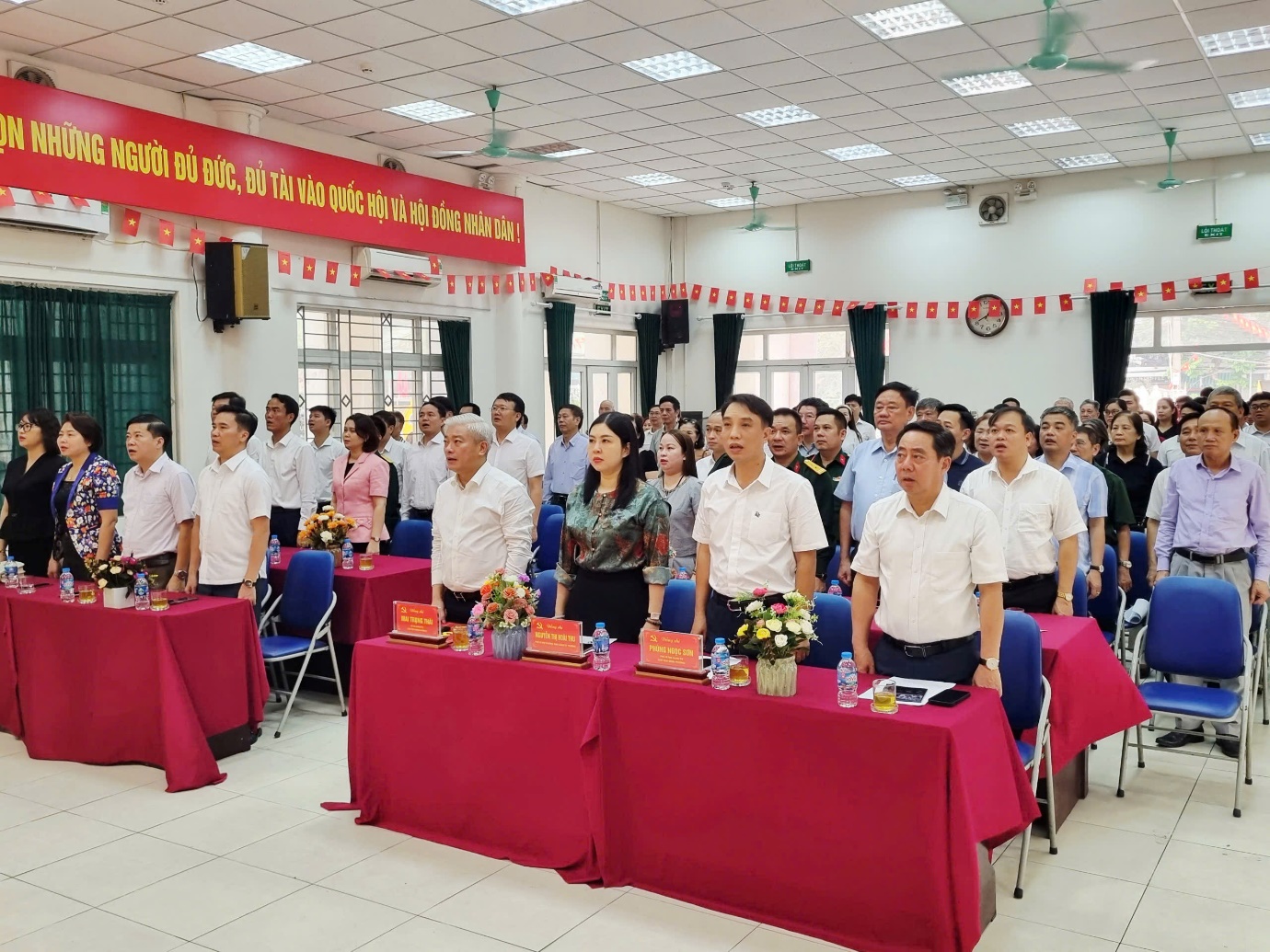 Đảng ủy - Hội đồng nhân dân - Ủy ban nhân dân - Ủy ban Mặt trận tổ quốc Việt Nam phường Đại Mỗ chào cờ, sinh hoạt dưới cờ tháng 4 năm 2026- Ảnh 1.