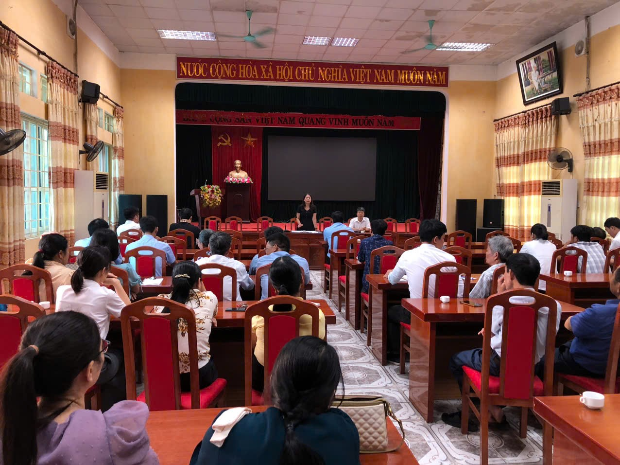 Hồng Sơn triển khai tiêm vacxin phòng bệnh cho đàn chó, mèo trên địa bàn xã năm 2026- Ảnh 1.