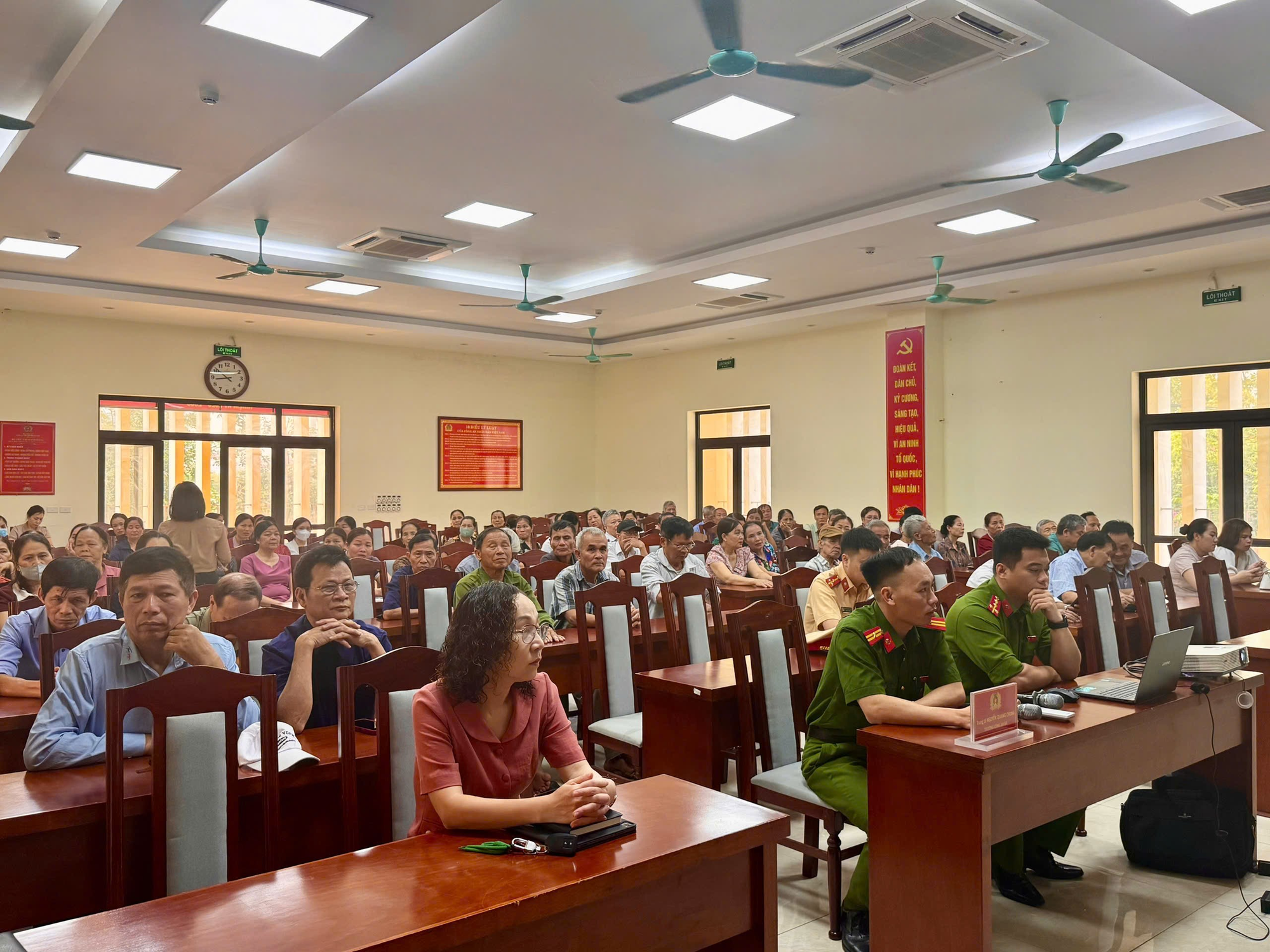 Tuyên truyền Luật trật tự, an toàn giao thông đường bộ và các quy định liên quan.- Ảnh 1.