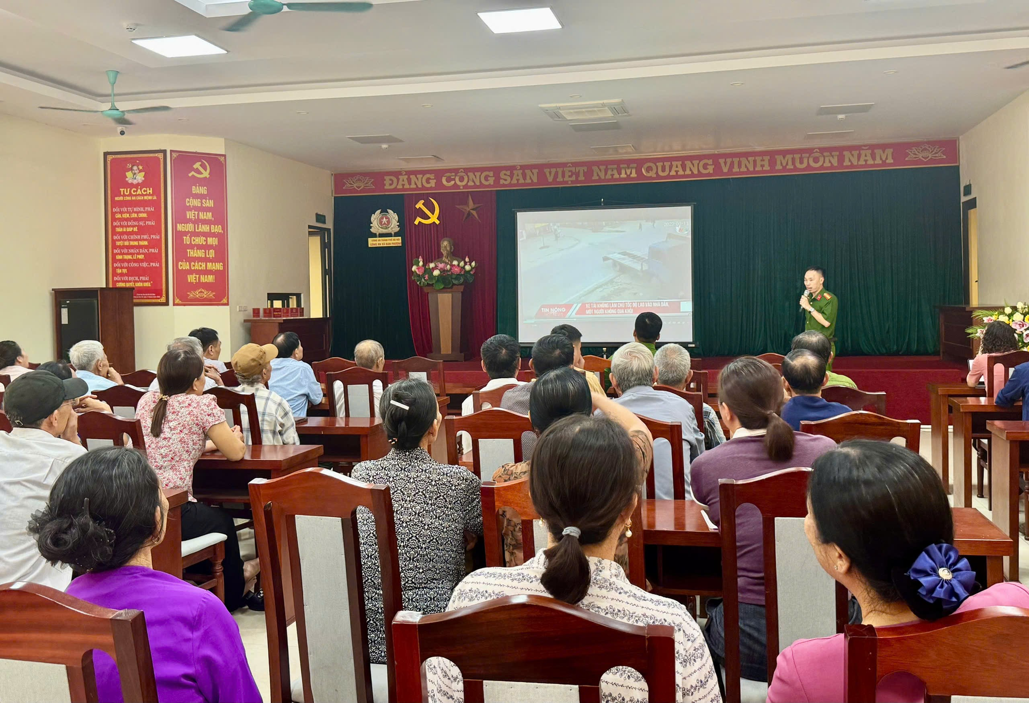 Tuyên truyền Luật trật tự, an toàn giao thông đường bộ và các quy định liên quan.- Ảnh 2.