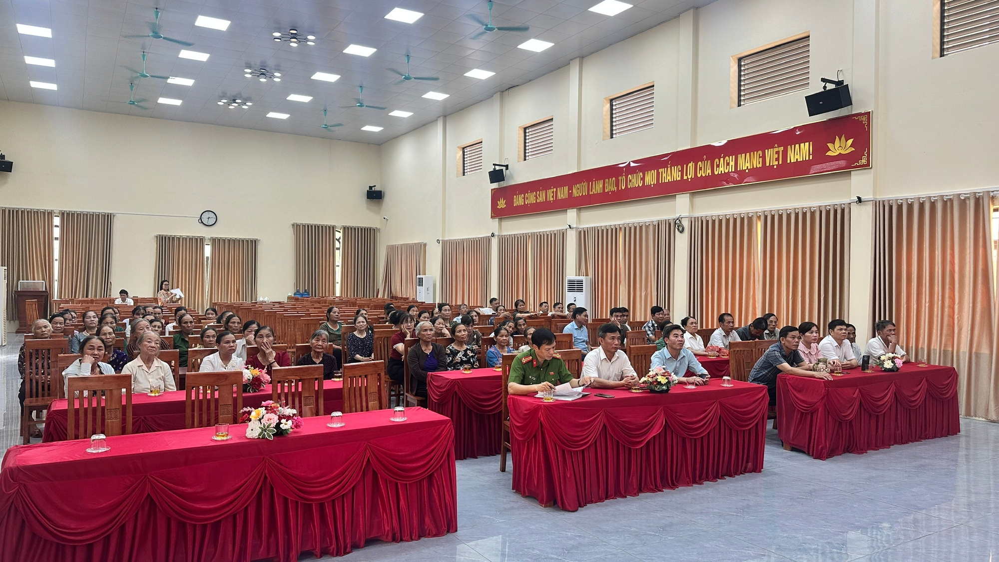 Xã Hồng Sơn tuyên truyền kiến thức về an toàn giao thông đường bộ và những thủ đoạn lừa đảo trong tình hình mới cho cán bộ, hội viên nông dân- Ảnh 1.