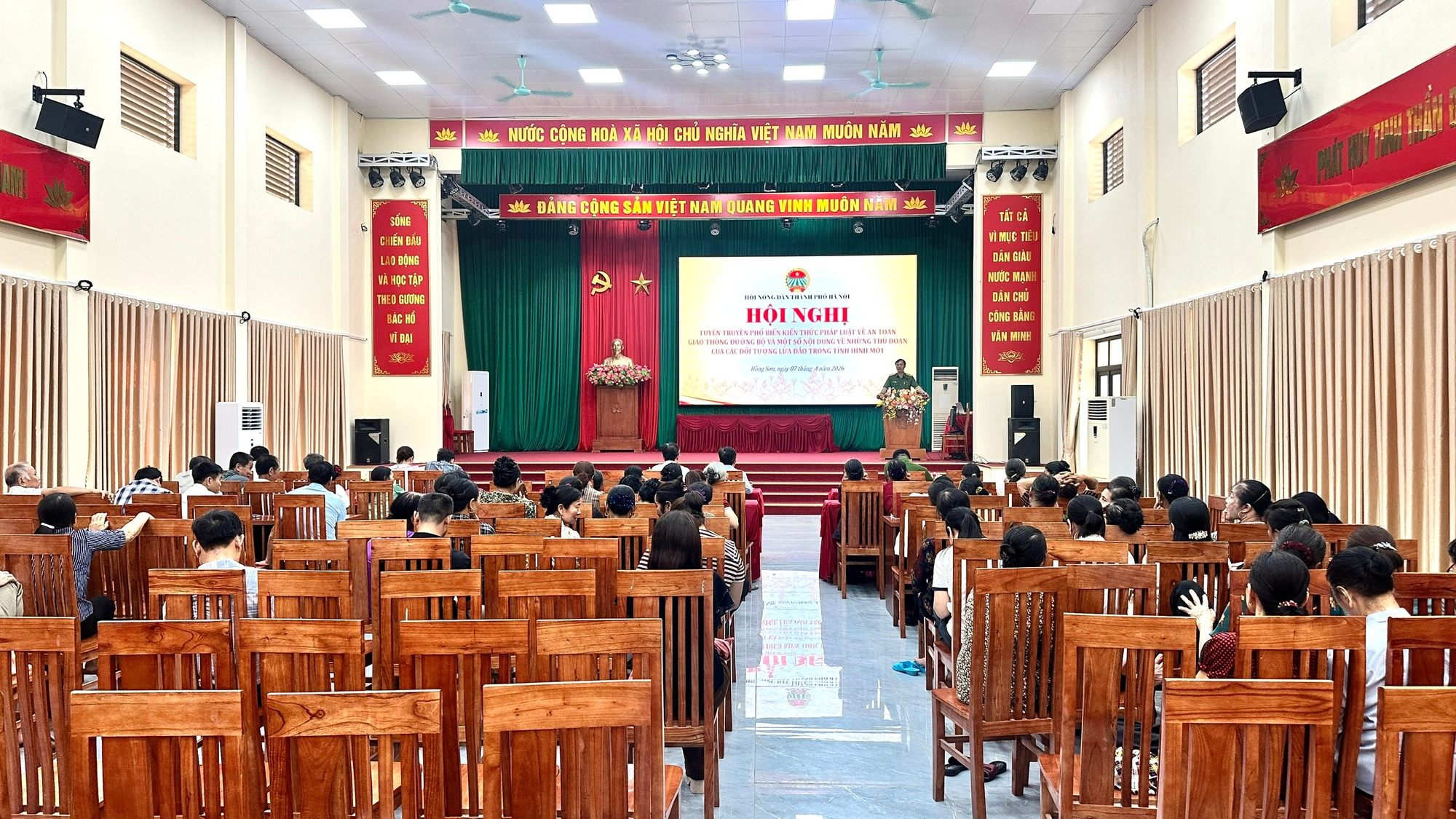 Xã Hồng Sơn tuyên truyền kiến thức về an toàn giao thông đường bộ và những thủ đoạn lừa đảo trong tình hình mới cho cán bộ, hội viên nông dân- Ảnh 3.