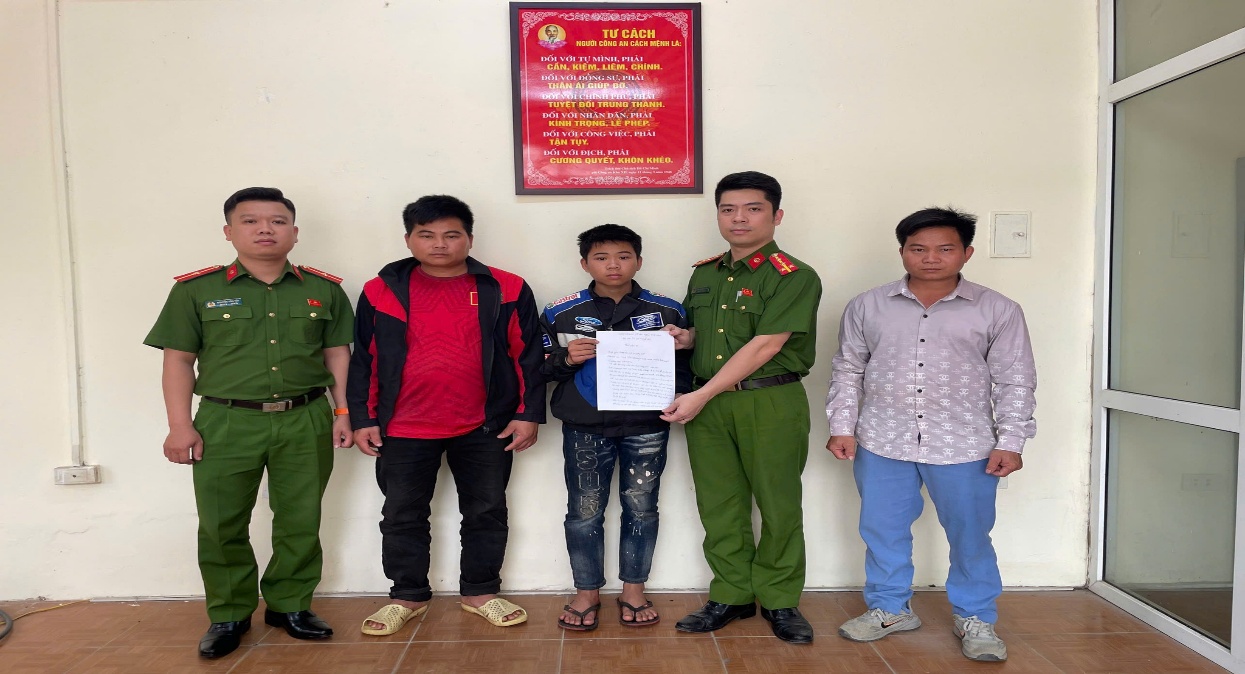 Công an xã Quảng Oai: Kịp thời giúp đỡ cháu bé đi lạc trở về an toàn với gia đình- Ảnh 1.