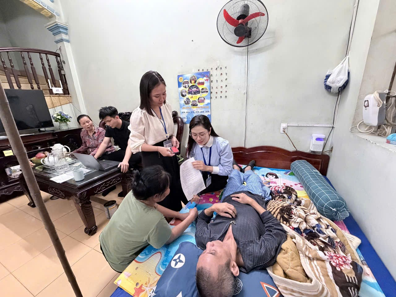 Câu chuyện đẹp từ những cán bộ Điểm hỗ trợ dịch vụ công số Kiến Hưng- Ảnh 1.