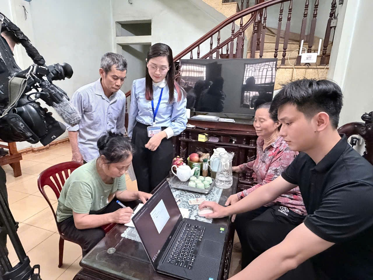 Câu chuyện đẹp từ những cán bộ Điểm hỗ trợ dịch vụ công số Kiến Hưng- Ảnh 2.