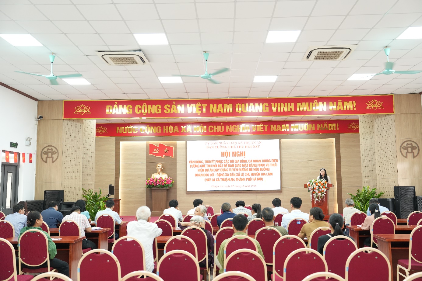 Ảnh có chứa văn bản, trong nhà, đồ đạc, thính phòng  Nội dung do AI tạo ra có thể không chính xác.