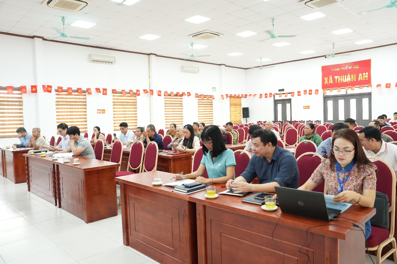 Ảnh có chứa trang phục, trong nhà, người, đồ đạc  Nội dung do AI tạo ra có thể không chính xác.