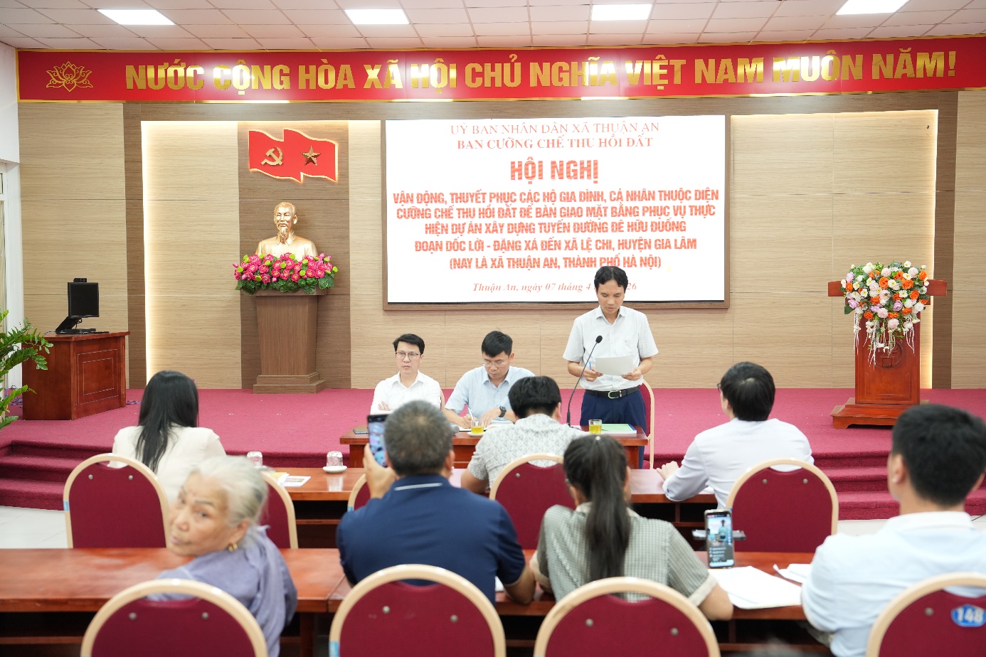 Ảnh có chứa trang phục, đàn ông, người, trong nhà  Nội dung do AI tạo ra có thể không chính xác.