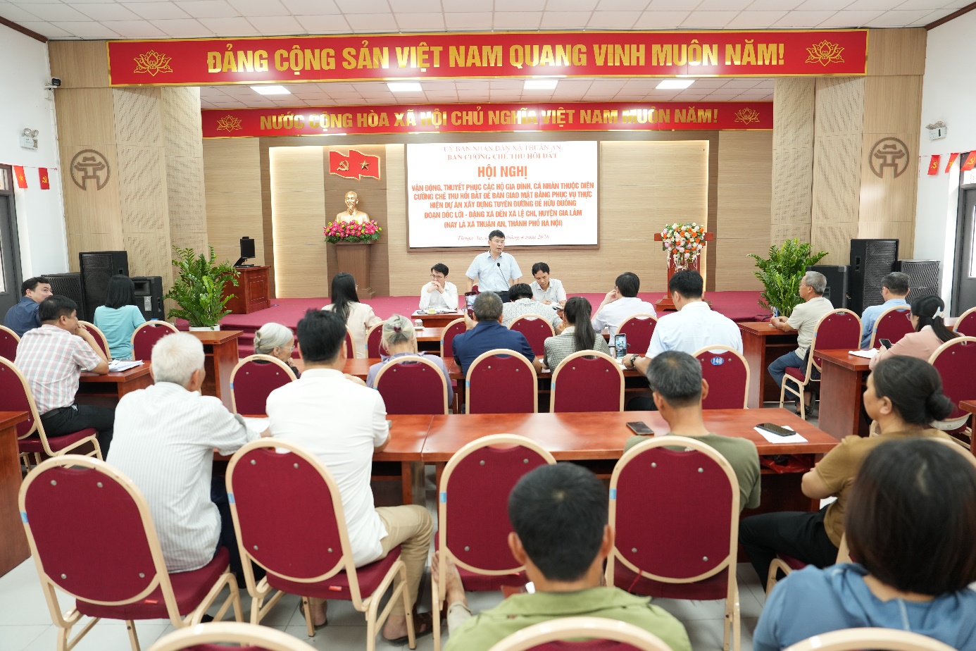 Ảnh có chứa trang phục, người, đàn ông, đồ đạc  Nội dung do AI tạo ra có thể không chính xác.