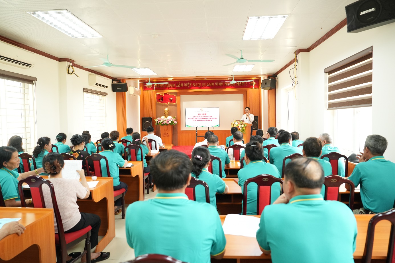 Ảnh có chứa trang phục, người, trong nhà, ghế  Nội dung do AI tạo ra có thể không chính xác.