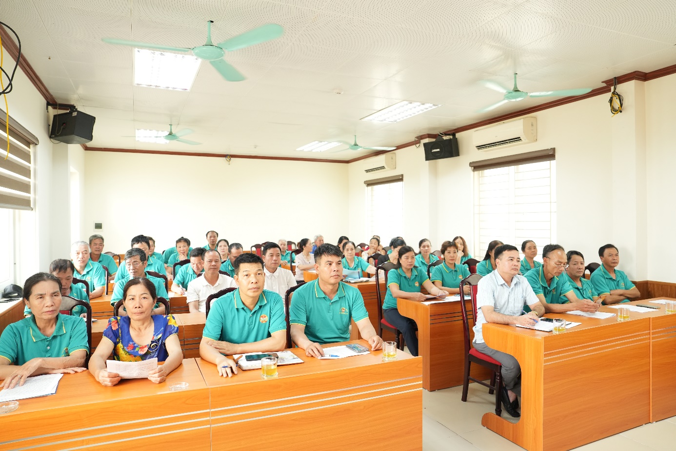 Ảnh có chứa trong nhà, trang phục, tường, người  Nội dung do AI tạo ra có thể không chính xác.
