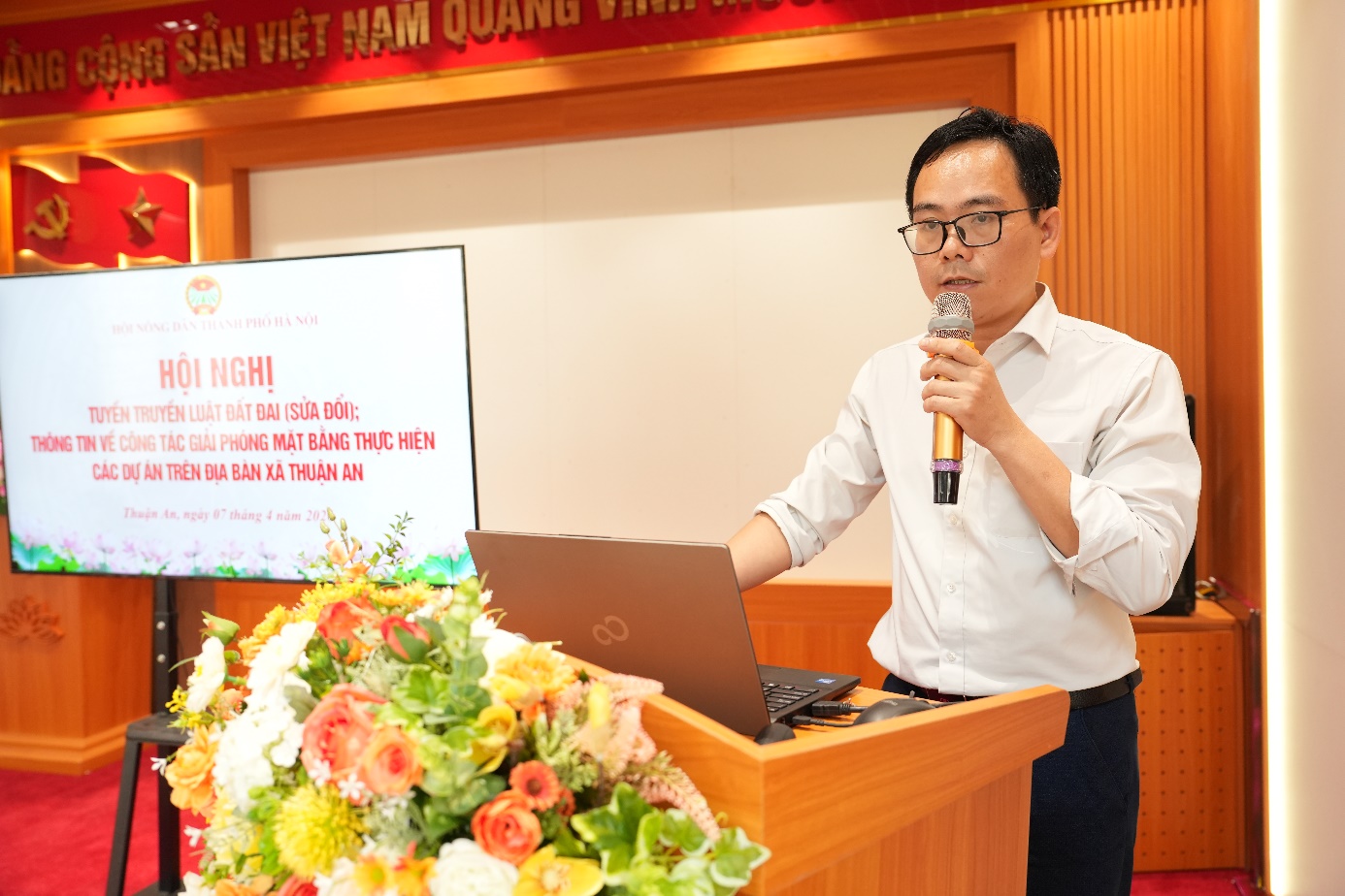 Ảnh có chứa văn bản, hoa, trang phục, trong nhà  Nội dung do AI tạo ra có thể không chính xác.