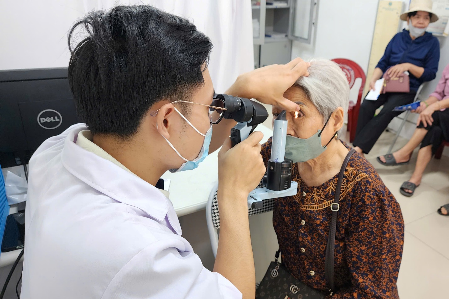 KHÁM SỨC KHỎE MIỄN PHÍ CHO NGƯỜI CAO TUỔI TẠI ĐIỂM Y TẾ TIỀN PHONG- Ảnh 3.