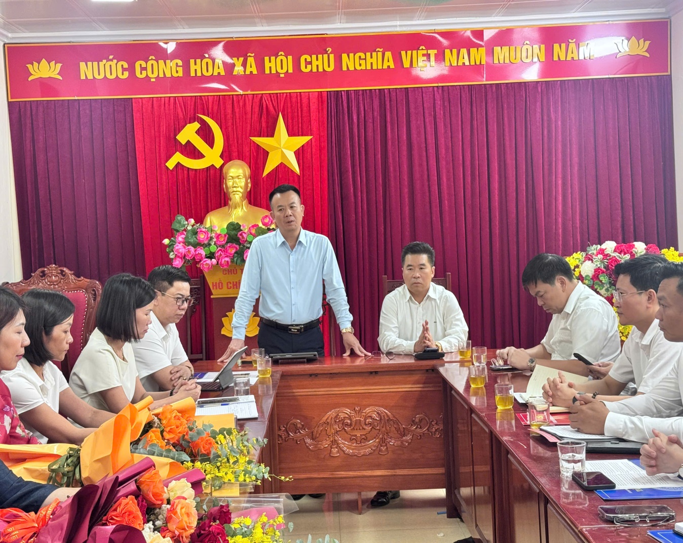 Xã Hát Môn tổ chức hội nghị công bố và trao các Quyết định về công tác cán bộ- Ảnh 1.