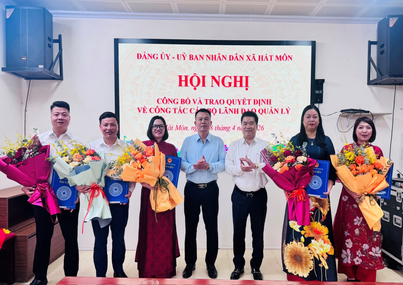 Xã Hát Môn tổ chức hội nghị công bố và trao các Quyết định về công tác cán bộ- Ảnh 2.