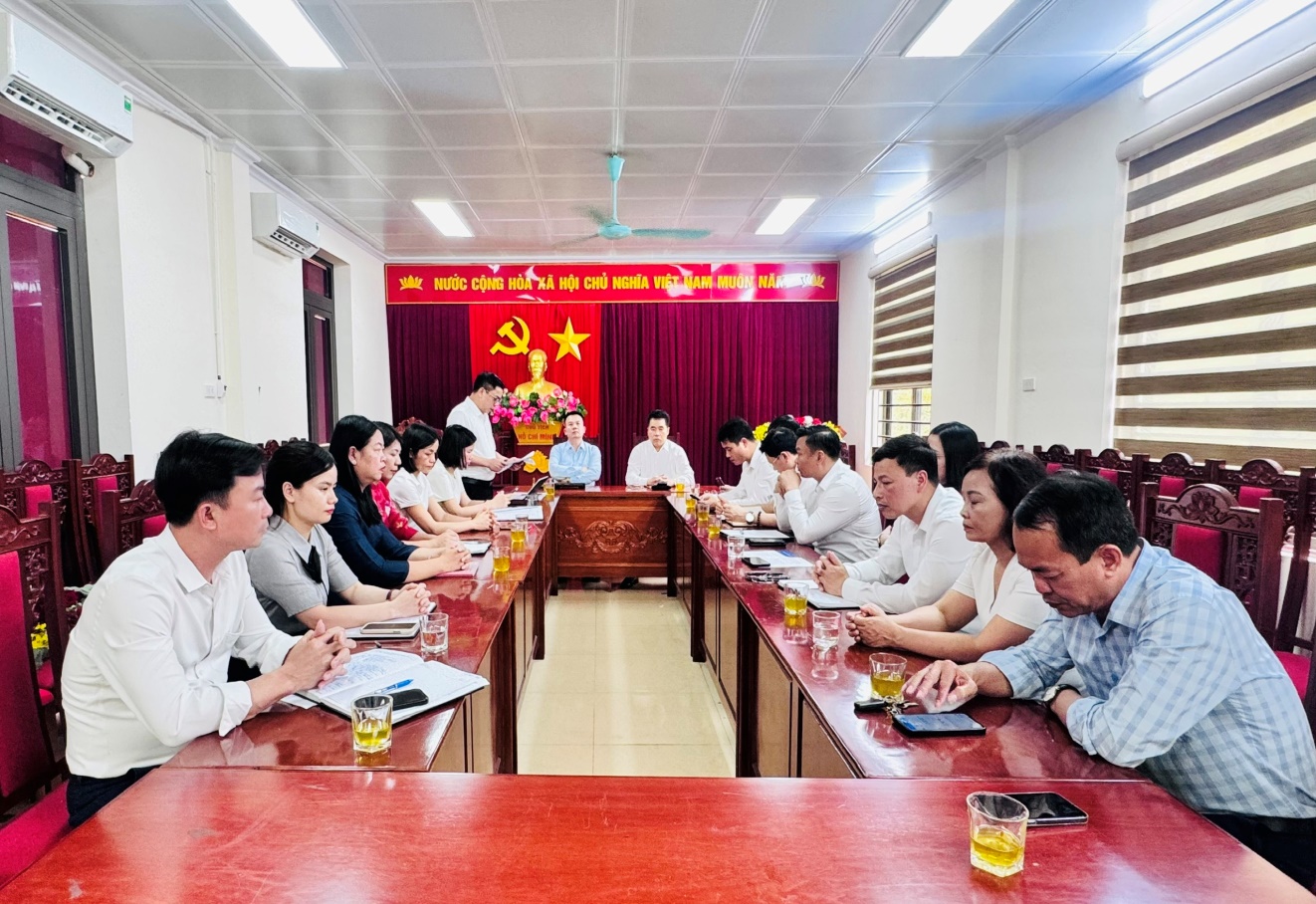 Xã Hát Môn tổ chức hội nghị công bố và trao các Quyết định về công tác cán bộ- Ảnh 4.