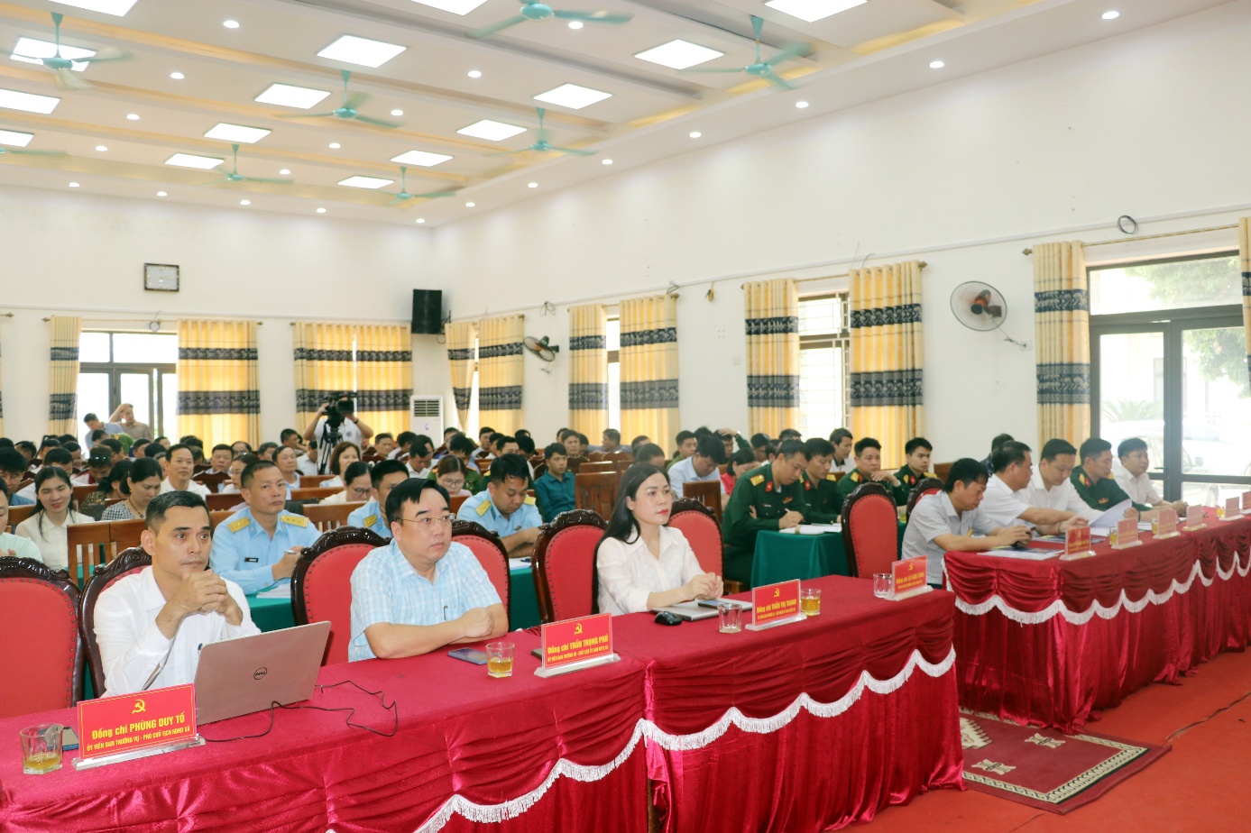A group of people sitting at tables  AI-generated content may be incorrect.