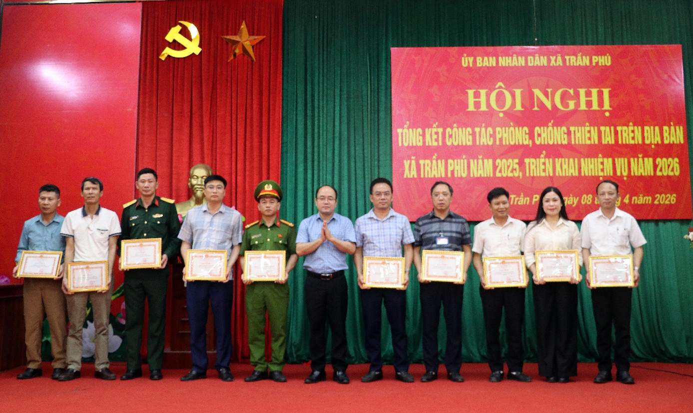 A group of people standing in front of a red and green curtain  AI-generated content may be incorrect.