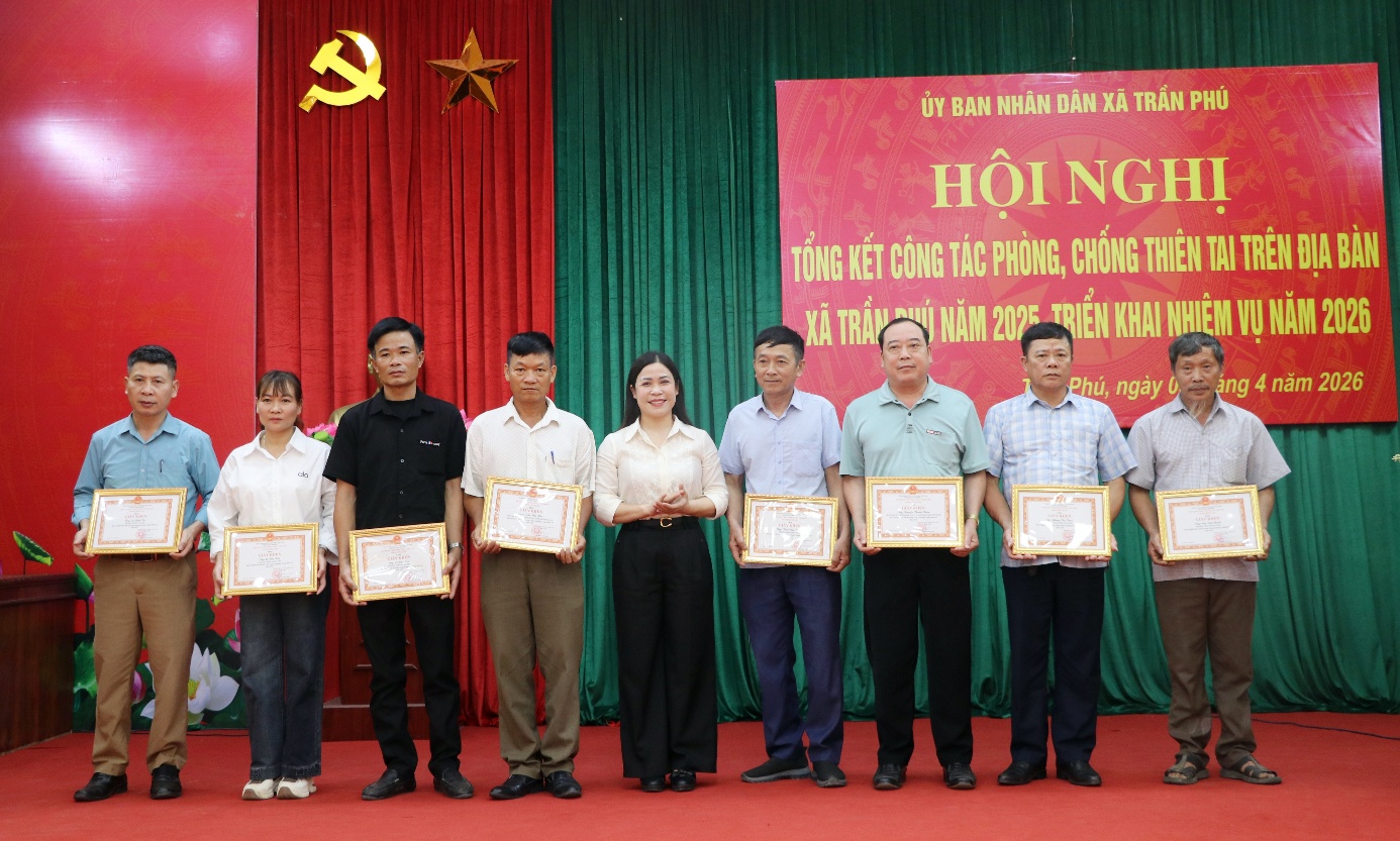 A group of people holding certificates  AI-generated content may be incorrect.