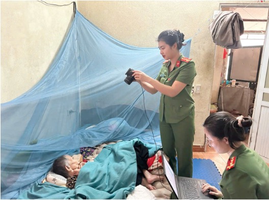 Công an phường Long Biên tận tình hỗ trợ cấp Căn cước tại nhà cho người già yếu- Ảnh 1.