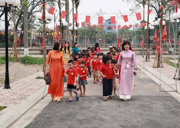 Trường Mầm non Liên Bạt tổ chức dâng hương tại Khu lưu niệm Trưởng ban Thường trực Quốc hội Bùi Bằng Đoàn- Ảnh 1.