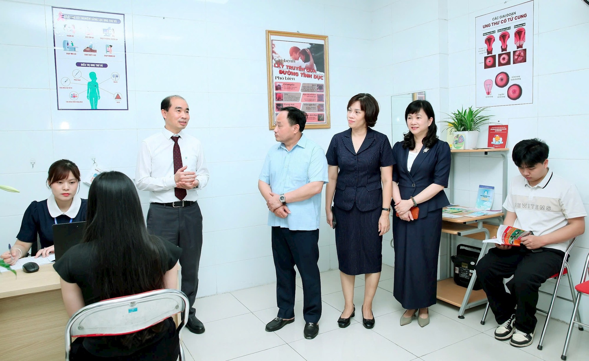 Phường Bạch Mai phấn đấu 100% người dân có hồ sơ sức khỏe điện tử trên hệ thống số- Ảnh 6.