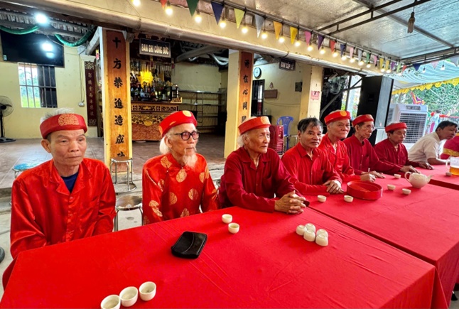 Các đồng chí lãnh đạo Đảng uỷ, HĐND, UBND, UB MTTQ xã dự và dâng hương tại lễ hội Đền Giẻ Sen- Ảnh 4.